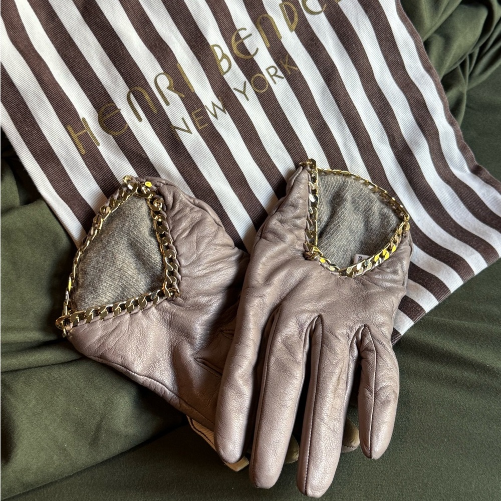 Henri Bendel Taupe Leather Gloves with Gold Chain - Picture 7 of 7